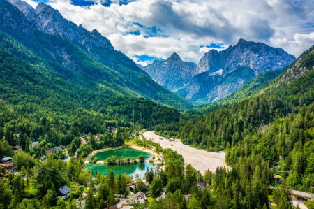 Foto de Lago Jasna con hermosas montañas. Paisaje natural en el parque nacional de Triglav. Ubicación: Parque Nacional de Triglav. Kranjska Gora, Eslovenia, Europa. Lago de montaña Jasna en Krajsnka Gora, Eslovenia. - Imagen libre de derechos