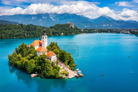 Lago Bled en Eslovenia. Hermosas montañas y lago Bled con pequeña iglesia de peregrinación. Bled lago y la isla con la Iglesia de Peregrinación de la Asunción de María. Bled, Eslovenia, Europa.