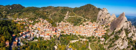 Le village pittoresque de Castelmezzano, province de Potenza, Basilicate, Italie. Paysage urbain vue aérienne de la ville médiévale de Castelmazzano, Italie. Castelmezzano village dans les Apennins Dolomiti Lucane.