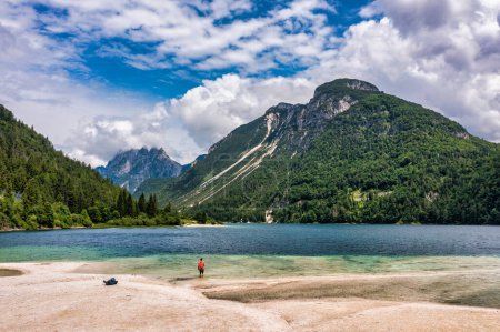 Téléchargez les photos : Vue sur les Alpes juliennes au-dessus du lac Predil en Italie avec petit lac. Lac Predil, Frioul Italie / (Lago del Predil), magnifique lac alpin dans le nord de l'Italie près de la frontière slovène, Italie. - en image libre de droit