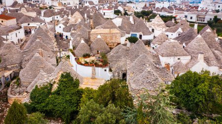Las tradicionales casas Trulli en la ciudad de Alberobello, Apulia, Italia. Paisaje urbano sobre los tejados tradicionales de los Trulli, casas originales y antiguas de esta región, Apulia, Alberobello, Puglia, Italia. 