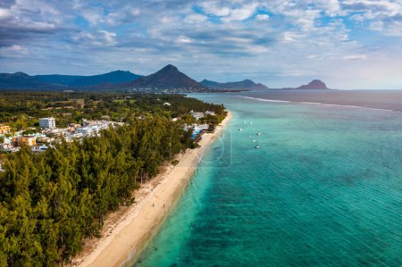 Schöne Insel Mauritius mit Strand Flic en flac. Korallenriff um tropischen Palmenstrand, Flic en Flac, Mauritius. Luftaufnahme eines schönen Strandes entlang der Küste in Flic en Flac, Mauritius.