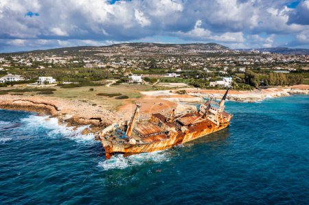 Abandonné Edro III naufrage au bord de la mer de Peyia, près de Paphos, Chypre. Site historique de naufrage Edro III sur la rive de l'eau à Chypre. Vue aérienne du naufrage EDRO III, Pegeia, Paphos.