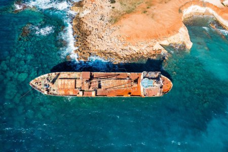 Abandonné Edro III naufrage au bord de la mer de Peyia, près de Paphos, Chypre. Site historique de naufrage Edro III sur la rive de l'eau à Chypre. Vue aérienne du naufrage EDRO III, Pegeia, Paphos.