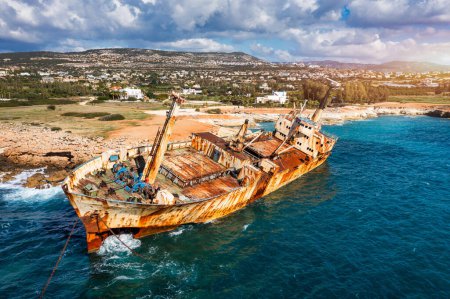 Téléchargez les photos : Abandonné Edro III naufrage au bord de la mer de Peyia, près de Paphos, Chypre. Site historique de naufrage Edro III sur la rive de l'eau à Chypre. Vue aérienne du naufrage EDRO III, Pegeia, Paphos. - en image libre de droit
