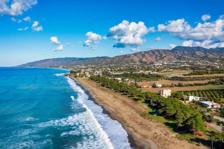Téléchargez les photos : Vue aérienne de Mauralis Beach, Chypre. Mavralis Beach est une plage isolée et préservée située dans la péninsule d'Akamas à Chypre. - en image libre de droit