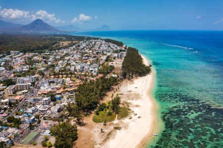 Foto de Hermosa Isla Mauricio con hermosa playa Flic en Flac, vista aérea desde el dron. Mauricio, Río Negro, Flic-en-Flac vista de la playa del pueblo junto al mar y hotel de lujo en verano. - Imagen libre de derechos