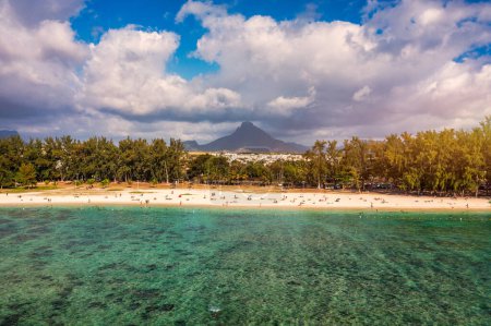 Strand von Flic en Flac mit schönen Gipfeln im Hintergrund, Mauritius. Wunderschöne Insel Mauritius mit traumhaftem Strand Flic en Flac, Luftaufnahme aus der Drohne. Flic en Flac Beach, Mauritius.