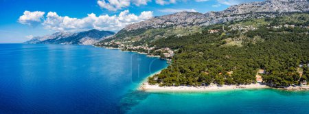 Schöne Luftaufnahme des Punta Rata Strandes in Brela, Makarska Riviera, Kroatien. Luftaufnahme des Strandes und der Küste von Punta Rata an der Makarska Riviera, Brela, Dalmatien in Kroatien.