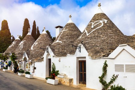 Les maisons traditionnelles Trulli dans la ville Alberobello, Pouilles, Italie. Paysage urbain sur les toits traditionnels des Trulli, maisons originales et anciennes de cette région, Pouilles, Alberobello, Pouilles, Italie. 