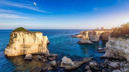 Impresionante paisaje marino con acantilados arco rocoso y pilas (Faraglioni) en Torre Sant Andrea, costa de Salento, región de Puglia, Italia. Hermosos acantilados y pilas de mar de Sant 'Andrea, Salento, Apulia, Italia