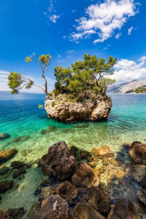 Kamen Brela Symbol der Stadt Brela an der Adriaküste Dalmatiens, Kroatien. Kamen Brela, kleine berühmte Insel in Brela, Makarska Riviera, Dalmatien, Kroatien.