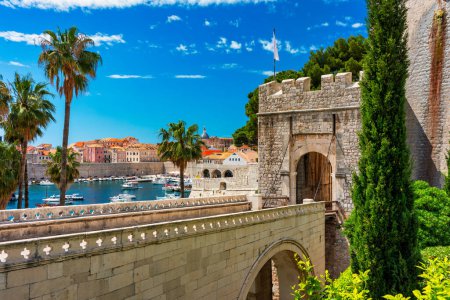 Téléchargez les photos : Dubrovnik une ville dans le sud de la Croatie face à la mer Adriatique, en Europe. Vieux centre-ville de Dubrovnik, Croatie. Vue pittoresque sur la vieille ville de Dubrovnik (Raguse médiévale) et la côte dalmate. - en image libre de droit