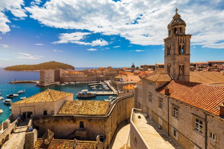 Dubrovnik, eine Stadt im Süden Kroatiens an der Adria, Europa. Altstadt der berühmten Stadt Dubrovnik, Kroatien. Malerischer Blick auf die Altstadt von Dubrovnik (mittelalterliches Ragusa) und die dalmatinische Küste.