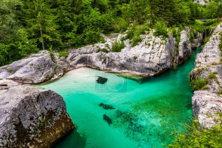Increíble desfiladero del río Soca en los Alpes eslovenos. Gran Garganta de Soca (Velika korita Soce), Parque Nacional Triglav, Eslovenia. Gran cañón del río Soca, Bovec, Eslovenia. Garganta de Soca en el Parque Nacional Triglav.