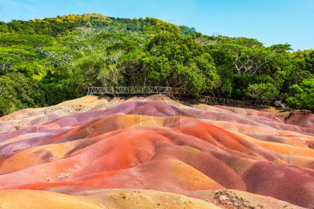 Chamarel Seven Colored Earth Geopark en Isla Mauricio. Colorido paisaje panorámico sobre esta formación geológica volcánica Chamarel Seven Colored Earth Geopark en el distrito de Riviere noire.