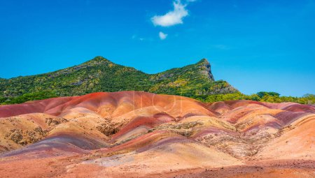 Chamarel Seven Colored Earth Geopark auf Mauritius Island. Farbenfrohe Panoramalandschaft über diese vulkanische geologische Formation Chamarel Seven Colored Earth Geopark im Riviere noire District.