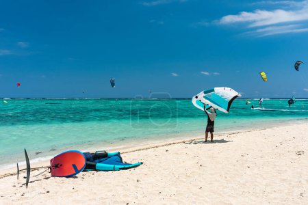 Téléchargez les photos : Surfeurs de cerf-volant dans les eaux de l'océan Indien, Maurice. Kite surf dans les eaux claires de l'océan Indien sur la plage du Morne, Maurice. Meilleure expérience de kite surf à l'île Maurice. - en image libre de droit