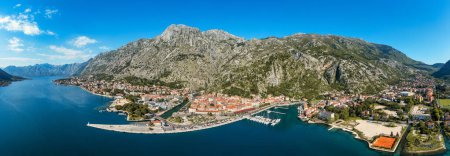 Téléchargez les photos : Vue aérienne de la vieille ville de Kotor, Monténégro. La baie de Kotor est l'un des plus beaux endroits de la mer Adriatique. Historique Kotor Vieille ville et baie de Kotor de la mer Adriatique, Monténégro. - en image libre de droit