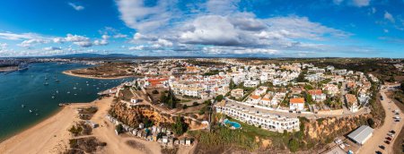 Téléchargez les photos : Vue du village de Ferragudo en Algarve, Portugal. Vieille ville maritime de Ferragudo. Vue aérienne de Ferragudo. Ferragudo est un beau village côtier en Algarve, Portugal, Europe. - en image libre de droit