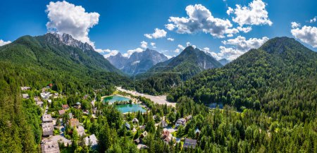 Gran paisaje natural en los Alpes eslovenos. Increíble paisaje de verano en el lago Jasna. Parque nacional de Triglav. Kranjska Gora, Eslovenia. Lago de montaña Jasna en Krajsnka Gora, Eslovenia. 