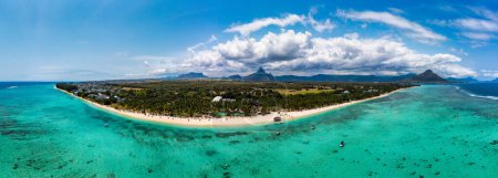 Foto de Playa de Flic en Flac con hermosos picos en el fondo, Mauricio. Hermosa Isla Mauricio con hermosa playa Flic en Flac, vista aérea desde el dron. Playa de Flic en Flac, Isla Mauricio. - Imagen libre de derechos