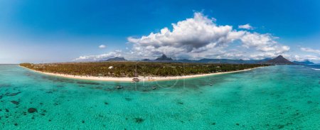 Strand von Flic en Flac mit schönen Gipfeln im Hintergrund, Mauritius. Wunderschöne Insel Mauritius mit traumhaftem Strand Flic en Flac, Luftaufnahme aus der Drohne. Flic en Flac Beach, Mauritius.