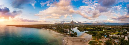 Gebirgsblick von der Tamarin Bucht, dem Black River, der malerischen Natur der Insel Mauritius. Wunderschöne Natur und Landschaften der Insel Mauritius. Gebirgsblick von der Tamarin Bay, Mauritius.