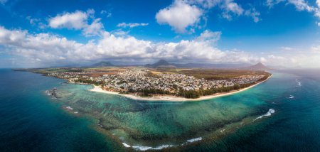 Foto de Hermosa Isla Mauricio con hermosa playa Flic en Flac, vista aérea desde el dron. Mauricio, Río Negro, Flic-en-Flac vista de la playa del pueblo junto al mar y hotel de lujo en verano. - Imagen libre de derechos
