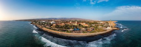 Téléchargez les photos : Drone aérien de la station balnéaire populaire de Meloneras, avec hôtels et restaurants, près des dunes Maspalomas à Gran Canaria, Îles Canaries, Espagne - en image libre de droit