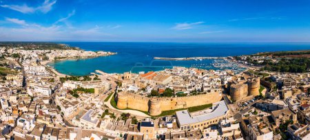 Téléchargez les photos : Vue aérienne de la ville d'Otrante sur la péninsule du Salento dans le sud de l'Italie, ville la plus orientale d'Italie (Pouilles) sur la côte de la mer Adriatique. Vue de la ville d'Otranto, région des Pouilles, Italie. - en image libre de droit