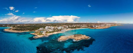 Téléchargez les photos : Vue aérienne de la belle plage Nissi à Ayia Napa, Chypre. Plage Nissi à Ayia Napa célèbre plage touristique à Chypre. Vue sur une eau éblouissante et la plage Nissi à Aiya Napa, Chypre. - en image libre de droit