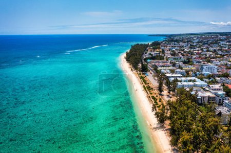 Schöne Insel Mauritius mit Strand Flic en flac. Korallenriff um tropischen Palmenstrand, Flic en Flac, Mauritius. Luftaufnahme eines schönen Strandes entlang der Küste in Flic en Flac, Mauritius.