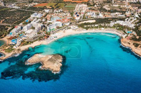 Vue aérienne de la belle plage Nissi à Ayia Napa, Chypre. Plage Nissi à Ayia Napa célèbre plage touristique à Chypre. Vue sur une eau éblouissante et la plage Nissi à Aiya Napa, Chypre.