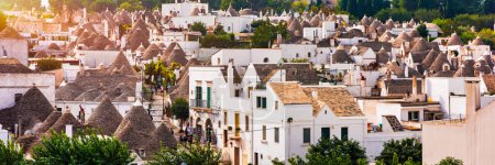 Les maisons traditionnelles Trulli dans la ville Alberobello, Pouilles, Italie. Paysage urbain sur les toits traditionnels des Trulli, maisons originales et anciennes de cette région, Pouilles, Alberobello, Pouilles, Italie. 