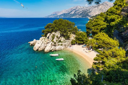 Atemberaubende Luftaufnahme des wunderschönen Strandes Podrace in Brela, Makarska Riviera, Kroatien. Luftaufnahme des Strandes und des Ufers von Podrace an der Makarska Riviera, Brela, Dalmatien.