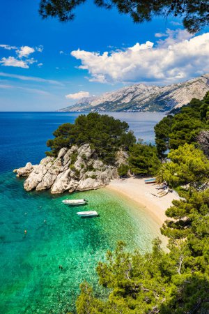 Atemberaubende Luftaufnahme des wunderschönen Strandes Podrace in Brela, Makarska Riviera, Kroatien. Luftaufnahme des Strandes und des Ufers von Podrace an der Makarska Riviera, Brela, Dalmatien.