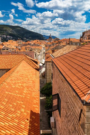 Dubrovnik, eine Stadt im Süden Kroatiens an der Adria, Europa. Altstadt der berühmten Stadt Dubrovnik, Kroatien. Malerischer Blick auf die Altstadt von Dubrovnik (mittelalterliches Ragusa) und die dalmatinische Küste.