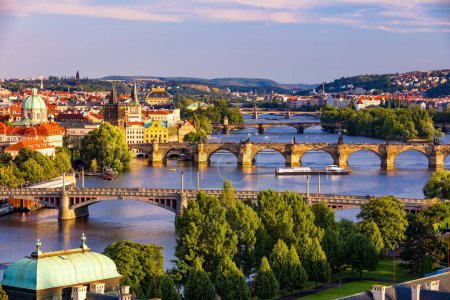 Malerischer Blick auf die Architektur der Altstadt und Karlsbrücke über die Moldau in Prag, Tschechische Republik. Prager Karlsbrücke (Karluv Most) und Altstädter Brückenturm bei Sonnenuntergang, Tschechien.