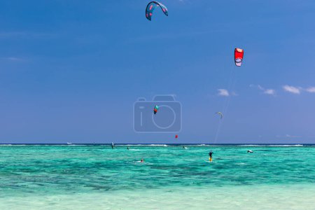 Kitesurfer in den Gewässern des Indischen Ozeans auf Mauritius. Kitesurfen im klaren Wasser des Indischen Ozeans am Strand von Le Morne auf Mauritius. Bestes Kitesurferlebnis auf Mauritius.