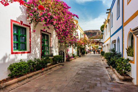 Rue fleurie à Puerto de Mogan, Gran Canaria, Espagne. Lieu de vacances préféré pour les touristes et les habitants de l'île. Puerto de Mogan avec beaucoup de fleurs de bougainvilliers, Îles Canaries.