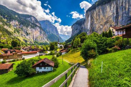 Incroyable paysage estival de village alpin touristique Lauterbrunnen avec célèbre église et cascade Staubbach. Lieu : Lauterbrunnen village, Berner Oberland, Suisse, Europe.