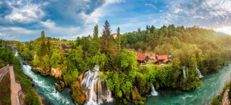 Pueblo de Rastoke cerca de Slunj en Croacia, antiguos molinos de agua en cascadas del río Korana, hermoso paisaje rural. Paisaje con río y cascadas en el pueblo de Rastoke, Croacia.