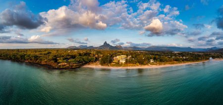 Rempart vista de la montaña desde la bahía de Tamarin, río Negro, naturaleza escénica de la isla de Mauricio. Hermosa naturaleza y paisajes de Isla Mauricio. Rempart vistas a las montañas desde la bahía de Tamarin, Mauricio.
