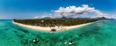 Wunderschöne Insel Mauritius mit traumhaftem Strand Flic en Flac, Luftaufnahme aus der Drohne. Mauritius, Black River, Flic-en-Flac Blick auf den Strand und das luxuriöse Hotel am Meer im Sommer.