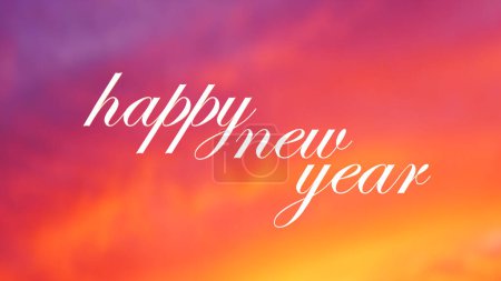 Foto de Texto blanco feliz año nuevo frente al cielo de la mañana desenfocado. Feliz Año Nuevo Tarjeta. - Imagen libre de derechos