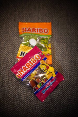 Foto de Un primer plano de bolsas de caramelo Haribo - Imagen libre de derechos