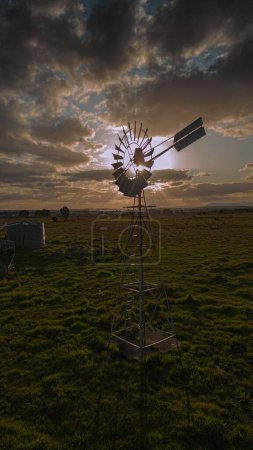 Téléchargez les photos : Plan vertical d'un moulin à vent agricole dans un champ sous les nuages blancs en Australie - en image libre de droit