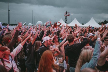 Téléchargez les photos : La foule dansant pendant le festival de musique électronique "Electrifinity" à Bad Aibling, Allemagne - en image libre de droit