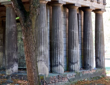 Téléchargez les photos : Un gros plan de colonnes antiques d'un vieux tombeau dans un cimetière - en image libre de droit